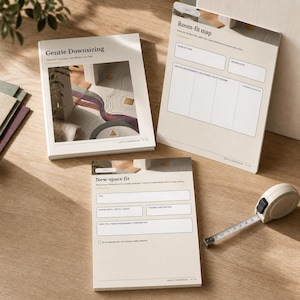 Könnte beinhalten: Ein Set aus drei cremefarbenen Papierplanungsbögen mit den Titeln Gentle Downsizing, Room-fit map und New-space fit, die gedruckte Formulare für Maße und Raumpläne enthalten, begleitet von einem weißen, einziehbaren Maßband.