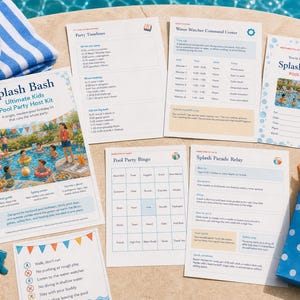 Può includere: Una collezione di articoli per feste in piscina, tra cui un pallone da spiaggia, occhiali da sole e guide stampate. Le guide presentano il testo "Splash Bash" e "Pool Party" con illustrazioni di bambini in piscina. È presente anche un sacchetto regalo blu con pois bianchi.