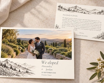 Puede incluir: Una tarjeta de anuncio de boda con una fotografía de una pareja en un jardín e ilustraciones de montañas en tinta negra. El texto dice: We eloped, Alexandra & Jordan, 20 SEPTEMBER 2026, Provence, France, y Dear family & friends.