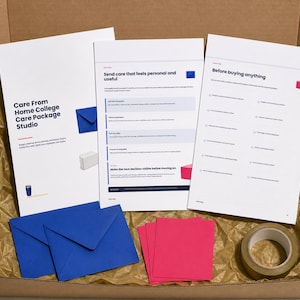 Könnte beinhalten: Ein Versandkarton aus Pappe mit drei weißen Informationsblättern mit schwarzem Text, zwei blauen Umschlägen, vier rosa Notizkarten und einer Rolle durchsichtigem Klebeband. Die Blätter enthalten den Text Care From Home College Care Package Studio.