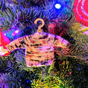 Petit cintre en bois pour pulls pour ornements de pulls tricotés. Décoration de Noël de vacances. Joli cintre en bois pour petits pulls en tricot image 5