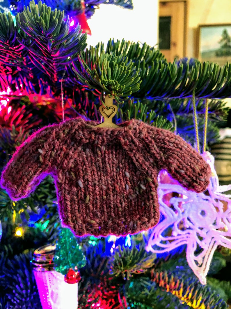 Petit cintre en bois pour pulls pour ornements de pulls tricotés. Décoration de Noël de vacances. Joli cintre en bois pour petits pulls en tricot image 8