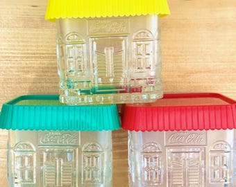 Set van 3 vintage Japanse glazen voorraadpotten in de vorm van een huis | Coca-Cola nieuwigheid Showa retro | Rode, gele en groene deksels | Kawaii opbergpotten cadeau