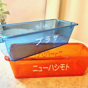 Par de bandejas vintage japonesas para pachinko | Juego de 2 bandejas Showa Retro de plástico translúcido rojo y azul | Decoración industrial kawaii