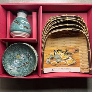 Vintage Japanese Tempura Serving Set | 4 Bamboo Baskets + 4 Plum Ceramic Bowls + Tokkuri Sake Bottle | Teal Showa Boxed Set