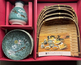 Vintage Japanese Tempura Serving Set | 4 Bamboo Baskets + 4 Plum Ceramic Bowls + Tokkuri Sake Bottle | Teal Showa Boxed Set