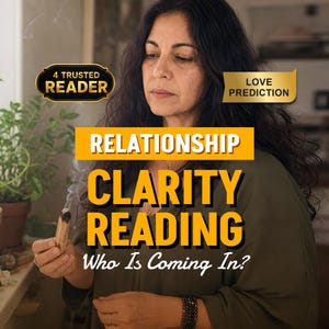 Könnte beinhalten: Eine Person mit langem dunklem Haar in einem olivgrünen Oberteil hält ein rauchendes Stück Palo Santo. Die Texteinblendungen lauten 4 TRUSTED READER, LOVE PREDICTION, RELATIONSHIP CLARITY READING und Who Is Coming In? Die Szene ist schwach beleuchtet.