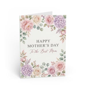Op de afbeelding: Een gevouwen Moederdag wenskaart met een bloemenontwerp. De kaart heeft een aquarel-achtige opstelling van roze, paarse en crèmekleurige bloemen en groene bladeren. De tekst luidt "Happy Mother's Day To the Best Mom."