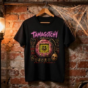 Tamagotchi Horror Shirt, Pink | Verfluchtes virtuelles Haustier-T-Shirt | Gruselige 90er Jahre Nostalgie | RetroRewind After Dark Bild 5