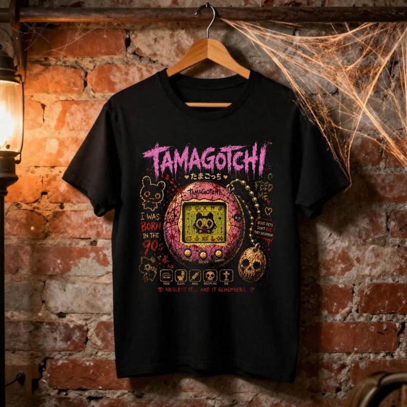 Tamagotchi Horror Shirt, Pink | Verfluchtes virtuelles Haustier-T-Shirt | Gruselige 90er Jahre Nostalgie | RetroRewind After Dark Bild 5