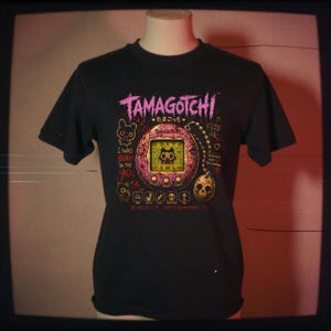 Tamagotchi Horror Shirt, Pink | Verfluchtes virtuelles Haustier-T-Shirt | Gruselige 90er Jahre Nostalgie | RetroRewind After Dark Bild 7