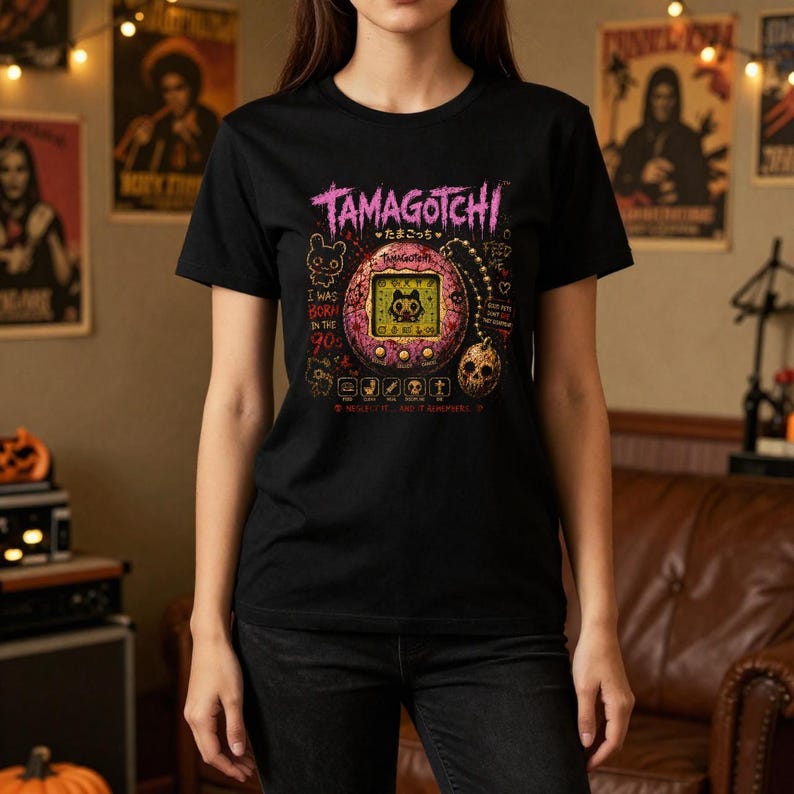 Tamagotchi Horror Shirt, Pink | Verfluchtes virtuelles Haustier-T-Shirt | Gruselige 90er Jahre Nostalgie | RetroRewind After Dark Bild 3