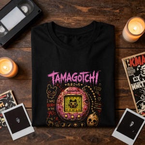 Tamagotchi Horror Shirt, Pink | Verfluchtes virtuelles Haustier-T-Shirt | Gruselige 90er Jahre Nostalgie | RetroRewind After Dark Bild 4