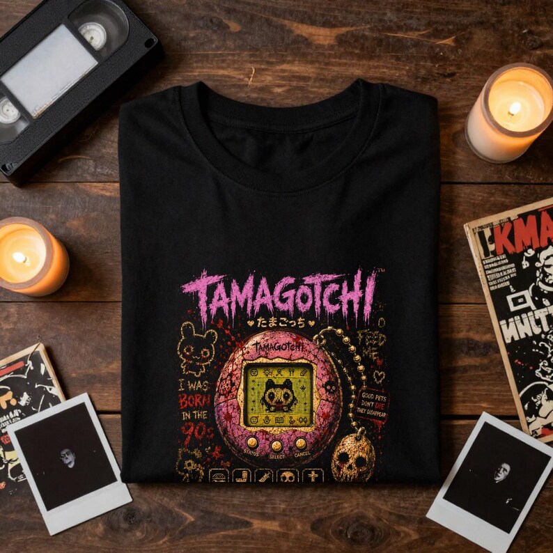 Tamagotchi Horror Shirt, Pink | Verfluchtes virtuelles Haustier-T-Shirt | Gruselige 90er Jahre Nostalgie | RetroRewind After Dark Bild 4