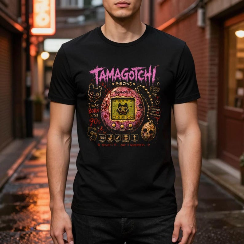 Tamagotchi Horror Shirt, Pink | Verfluchtes virtuelles Haustier-T-Shirt | Gruselige 90er Jahre Nostalgie | RetroRewind After Dark Bild 2