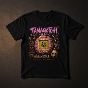Tamagotchi Horror Shirt, Pink | Verfluchtes virtuelles Haustier-T-Shirt | Gruselige 90er Jahre Nostalgie | RetroRewind After Dark Bild 6