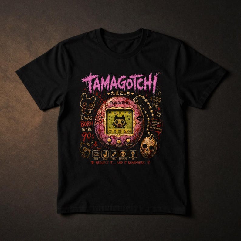Tamagotchi Horror Shirt, Pink | Verfluchtes virtuelles Haustier-T-Shirt | Gruselige 90er Jahre Nostalgie | RetroRewind After Dark Bild 6
