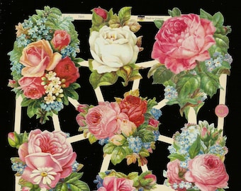 Puede incluir: Una hoja de papel troquelado vintage con diseños florales. Presenta varios ramos de rosas en tonos rosa, rojo y blanco, acentuados con nomeolvides azules y follaje verde. El diseño está sobre un fondo negro con un patrón de cuadrícula. El texto "Scraps-A-Plenty" es visible.