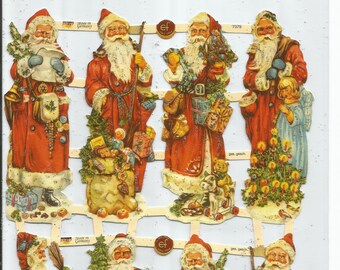 Puede incluir: Un conjunto de seis recortes de muñecas de papel vintage de figuras de Papá Noel. Cada Papá Noel está vestido con un traje rojo con ribetes blancos y una barba blanca. Están sosteniendo varios artículos navideños, como regalos, bastones de caramelo y un árbol de Navidad. Las muñecas de papel están impresas sobre un fondo blanco con un acabado brillante.