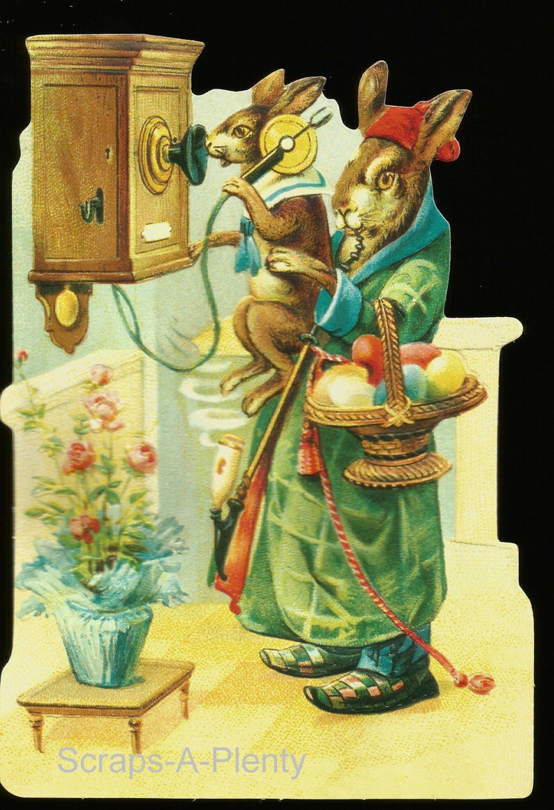 Puede incluir: Dos conejos marrones, uno con un sombrero rojo y blanco, sosteniendo una cesta de huevos de Pascua coloridos. El conejo con el sombrero est&aacute; usando un tel&eacute;fono rotatorio vintage. La escena se desarrolla sobre un fondo azul claro con un arreglo floral en un jarr&oacute;n azul.