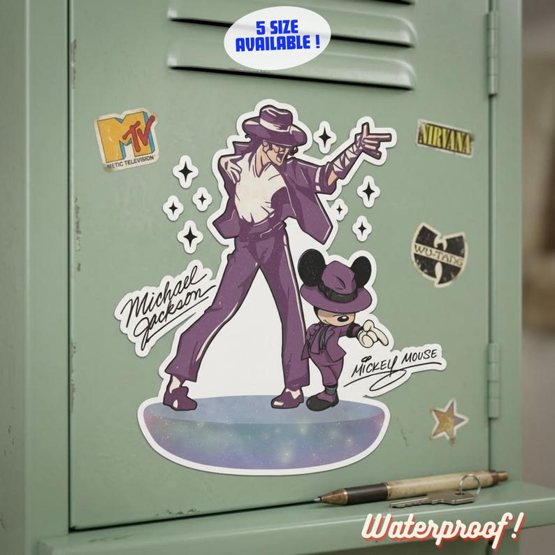 Pode incluir: Um conjunto de autocolantes com &iacute;cones da cultura pop. Os autocolantes incluem uma ilustra&ccedil;&atilde;o roxa de Michael Jackson e Mickey Mouse, juntamente com os log&oacute;tipos da MTV, Nirvana e Wu-Tang. Os autocolantes s&atilde;o &agrave; prova d'&aacute;gua e est&atilde;o dispon&iacute;veis em 5 tamanhos.
