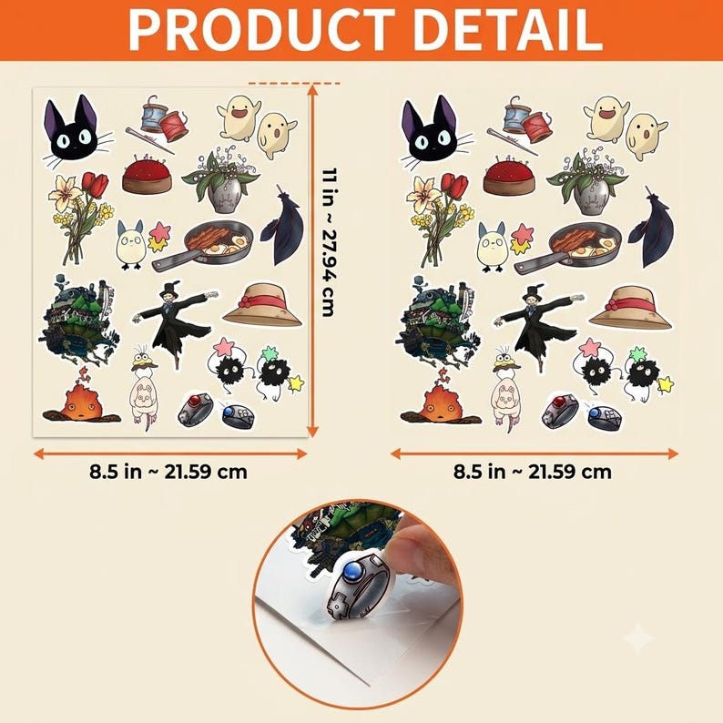 Op de afbeelding: Een stickervel met diverse ge&iuml;llustreerde figuren en objecten, waaronder een zwarte kat, een bewegend kasteel, een koekenpan met eieren en een strooien hoed. Het vel meet 27,94 cm bij 21,59 cm. Bovenaan staat de tekst PRODUCT DETAIL.