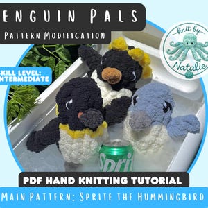 Puede incluir: Tres juguetes de pingüino de peluche hechos de hilo suave, con colores negro, blanco, amarillo y azul. Una lata de refresco Sprite verde se encuentra entre ellos. El texto en la imagen dice: PENGUIN PALS, A PATTERN MODIFICATION, SKILL LEVEL: INTERMEDIATE, PDF HAND KNITTING TUTORIAL, MAIN PATTERN: SPRITE THE HUMMINGBIRD y knit by Natalie.
