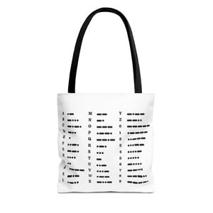 Op de afbeelding: Een witte tote bag met zwarte hengsels, voorzien van een zwarte opdruk van het morsealfabet en een cijfertabel. Het ontwerp toont de letters A tot en met Z en de cijfers 0 tot en met 9, elk gekoppeld aan de bijbehorende reeks punten en strepen.