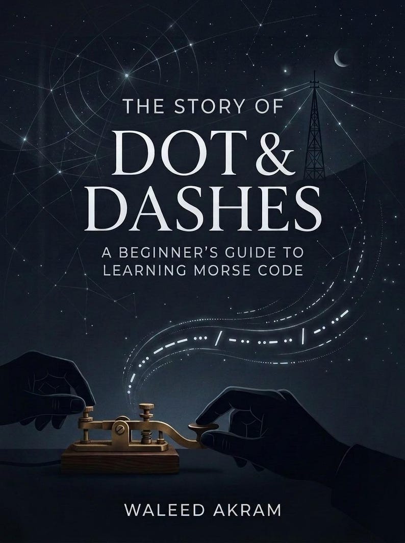 Op de afbeelding: Een boekomslag getiteld The Story of Dot & Dashes: A Beginner's Guide to Learning Morse Code door Waleed Akram. De donkerblauwe illustratie toont een koperen telegraafsleutel, handen die het apparaat bedienen en lichtgevende morsecodes.