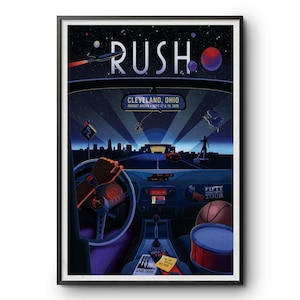 Könnte beinhalten: Ein gerahmtes Konzertplakat der Band Rush, das den Blick vom Armaturenbrett eines Autos auf eine Stadtsilhouette zeigt. Der Text lautet RUSH, CLEVELAND, OHIO, ROCKET MORTGAGE FIELDHOUSE, SEPT 17 & 19, 2026, sowie FIFTY SOMETHING TOUR.
