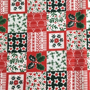 Könnte beinhalten: Roter und weißer Stoff mit Patchwork-Muster, das verschiedene Weihnachtsmotive zeigt, darunter Schneeflocken, Stechpalmen, Sterne und geometrische Muster.