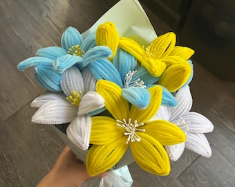 Handgemachte Blue, Yellow & White Pfeifenputzer Lilien Blumenstrauß