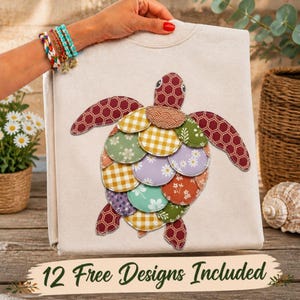 Può includere: Una felpa beige con un'applicazione a forma di tartaruga colorata. Il design della tartaruga incorpora vari tessuti fantasia nei toni del rosso, giallo, verde e viola. Il testo "12 Free Designs Included" è visualizzato nella parte inferiore dell'immagine.
