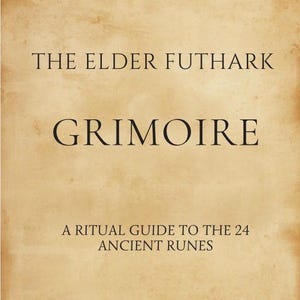 Puede incluir: Portada de libro con fondo de pergamino que presenta el título "THE ELDER FUTHARK GRIMOIRE" en letras oscuras y grandes. Debajo, se lee "A RITUAL GUIDE TO THE 24 ANCIENT RUNES". Símbolos decorativos en la parte superior e inferior.