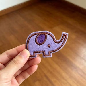 Écussons brodés éléphant violet, appliqués floraux pour sacs à dos en denim.