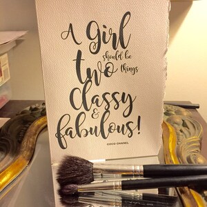 Coco Chanel, une fille doit être, élégante et fabuleuse [cartes de bonnes pensées/cartes d'amour]