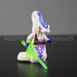 Minifigura MOC Ninjago Pythor Chumsworth – Blanca con morado, Anacondrai General Clásico