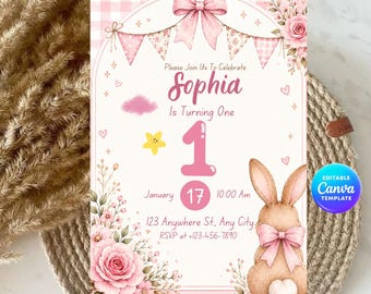 Inbjudningskort för första födelsedagen med rosa kanin, Canva-mall med blommigt ginghammönster, digital nedladdning