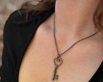 Messing sleutel, hart, hanger handgemaakte ketting. 44 cm (17 inch) ketting 4,5 cm (1,7,5 inch) ketting