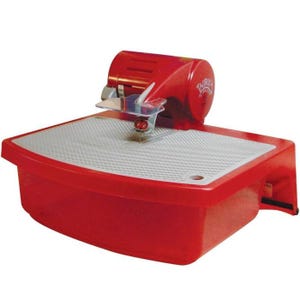 Puede incluir: Una sierra de anillo Taurus 3 roja con una gran superficie de trabajo rectangular con un patrón de rejilla blanco. La máquina incluye una carcasa de motor, un protector de hoja de plástico transparente y un depósito de agua.