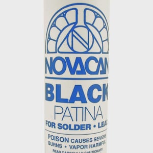 Könnte beinhalten: Weiße Flasche Novacan Black Patina für Lötzinn und Blei. Das Etikett zeigt blauen Text und ein blaues dekoratives Design. Die Flasche enthält 237 ml des Produkts. Das Etikett warnt vor Gift- und Dampfgefahren.