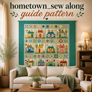 Könnte beinhalten: Ein farbenfrohes Patchwork-Quilt mit einem Design aus kleinen Häusern und floralen Mustern hängt an einer Wand. Der Text "hometown_sew along guide pattern" befindet sich darüber. Der Quilt wird über einem weißen Sofa mit grünen und beigen Kissen präsentiert.