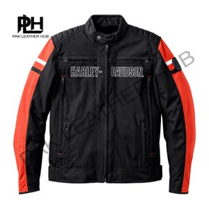 以下が含まれることがあります： 赤色の袖と白いストライプが付いた黒いオートバイのジャケット。「HARLEY-DAVIDSON」の文字が胸にプリントされています。スタンドカラー、ジッパー開閉、複数のポケットが特徴です。
