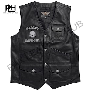 Puede incluir: Chaleco de cuero negro con múltiples bolsillos y un logotipo de calavera Harley-Davidson. El chaleco tiene una parte delantera abotonada y un diseño de cuello en V. El chaleco tiene un estilo motero clásico.
