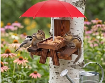 Mangiatoia in legno per scoiattoli, tavolo da picnic con ombrellone rosso, porta pannocchie per scoiattoli striati per la fauna selvatica del giardino, decorazione per esterni.