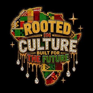 Peut inclure: Un design graphique avec le texte ROOTED IN CULTURE BUILT FOR THE FUTURE superpos&eacute; sur une carte de l'Afrique remplie d'un motif &agrave; grille rouge, vert et jaune. Le texte est rendu avec des textures dor&eacute;es et diamant&eacute;es avec des gouttes dor&eacute;es.