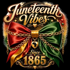 Peut inclure: Un graphisme affichant le texte Juneteenth Vibes et Since 1865 en lettres dor&eacute;es. Un grand n&oelig;ud en satin rouge et vert est orn&eacute; de cha&icirc;nes dor&eacute;es et d'un pendentif en forme de c&oelig;ur contenant une carte de l'Afrique, sur un fond circulaire.