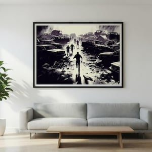 Puede incluir: Obra de arte enmarcada en blanco y negro que representa figuras caminando por una escena de destrucción, rodeadas de coches destrozados. La obra se exhibe sobre un sofá gris y una mesa de madera.