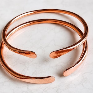 Massivt hamrat koppar fotledsarmband set om 2, minimalistisk öppen manschett fotlänk, Pure Jewelry