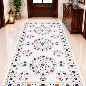 Peut inclure: Un incrustation de sol en marbre blanc rectangulaire présentant des motifs floraux complexes en bleu, rouge, orange et vert. Le design comprend trois grands médaillons circulaires centraux entourés de motifs floraux plus petits et d'une bordure décorative. Le texte indique GlowstoneInlayArtIN.